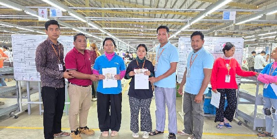 លោក អ៊ឹម ស៊ីថាត អគ្គលេខាធិការសហជីពទឹកចិត្តកម្មករកម្ពុជា ប្រចាំក្រុមហ៊ុន ស៊ីអិនឌឺហ្រ្គី អ៊ីនធើណេសិនណល (ខេហេច) ឯ.ក បាននាំយកប្រាក់ឧបត្ថម្ភចំនួន ៤៨០,០០០រៀលជូនទៅកម្មការនីដែលសម្រាលកូននិងរៀបអាពាពិពាហ៍ចំនួន៤នាក់